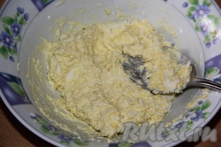 Перемешать намазку для бутербродов.
