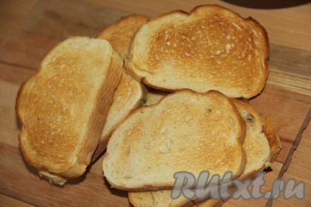 Кусочки батона подсушить на сухой сковороде или в тостере.
