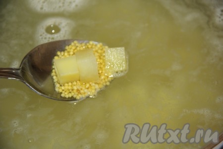 Добавить пшено в кастрюлю, дать воде закипеть и уменьшить огонь. Варить картофель и пшено 15 минут.
