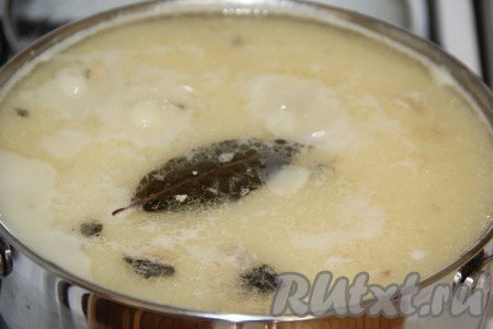 Как только суп закипит, добавить 2-3 столовые ложки мягкого плавленного сыра, перемешать, убавить огонь. Всыпать соль, специи, положить лавровый лист. Варить суп с консервированной горбушей и пшеном 5-7 минут.