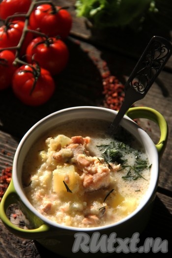 Снять кастрюлю с огня и, накрыв крышкой, дать настояться минут 10. Вкусный, сытный суп, приготовленный из консервированной горбуши с пшеном, подать к столу с рубленной зеленью. Вот так просто и быстро можно сварить замечательно первое блюдо для всей семьи!
