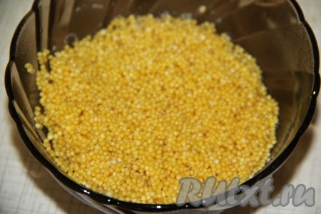 Пшено промыть под водой.
