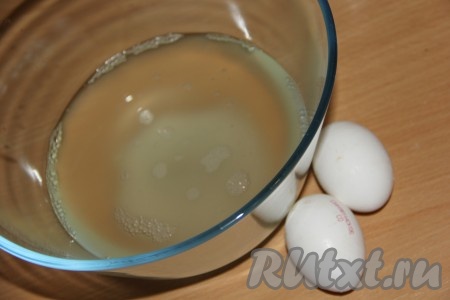 Картофельный отвар остудить и соединить с яйцами.

