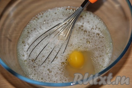 Яйца и отвар перемешать венчиком.
