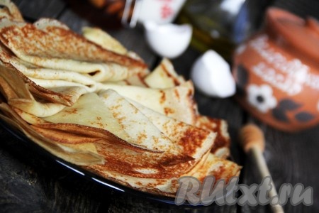 Тонкие, нежные и очень вкусные блины, замешанные на картофельном отваре, подать к столу, дополнив, сгущёнкой или сметанкой. В эти эластичные блинчики можно завернуть и различные начинки. Вот так просто можно разнообразить своё меню, порадовав близких замечательными блинами!