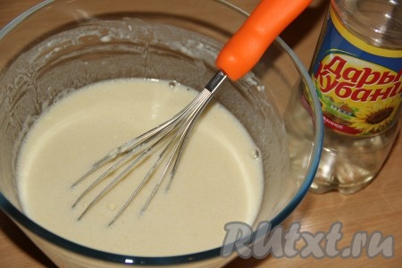 Перемешать тщательно тесто венчиком.
