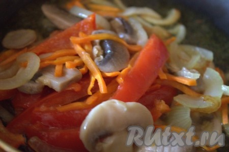Я дополнительно добавила ещё болгарский перец, но можно приготовить и без него. Болгарский перец вымыть, очистить от семян, удалить плодоножку, нарезать на тонкие пластинки (я использовала замороженный болгарский перец), обжарить овощи с грибами, иногда помешивая, в течение 5 минут (если перец не добавляете, то обжаривайте в течение этого же времени морковку с луком и шампиньонами).
