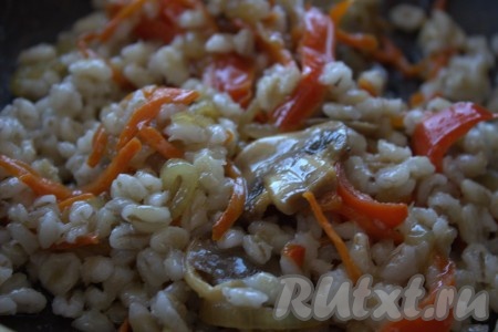 Перемешать, если необходимо, досолить, прогреть всё вместе в течение 1-2 минут. Выключить огонь, накрыть крышкой сковороду и оставить минут на 10.
