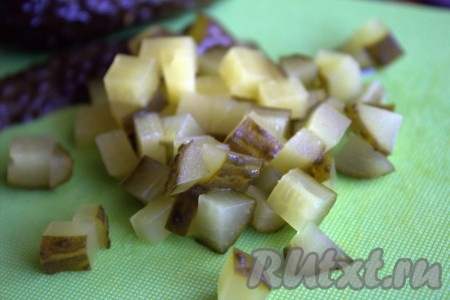 На средние кубики нарезать и солёные огурцы.