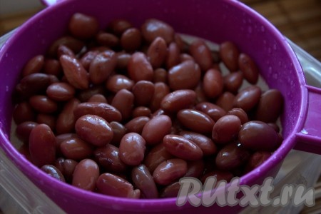 Открыть банку с фасолью, затем переложить фасоль в дуршлаг (или сито) и промыть под проточной водой, дать стечь лишней жидкости (можно выложить на бумажное полотенце и обсушить).