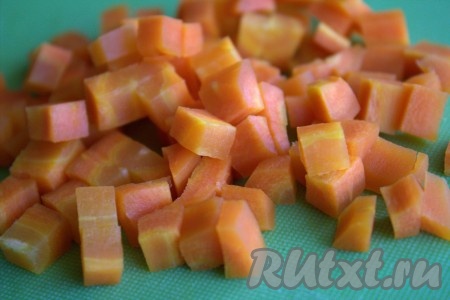 Морковку промыть, залить холодной водой так, чтобы водичка полностью покрывала морковку, отварить до готовности (обычно на варку уходит минут 30). Готовность можно проверить, проткнув её ножом, - если нож хорошо входит, значит готова. Морковь охладить, очистить и нарезать на кубики среднего размера.