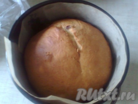 Затем выпекаем в заранее разогретой духовке при температуре 180-190 градусов. Из данного количества продуктов получается 3 кулича по 500 грамм каждый. Я же сделала в разных по размерам формах диаметром 14 и 16 см и у меня получилось 2 кулича.