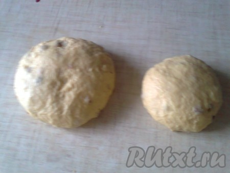 Накрываем тесто и оставляем в тёплом месте на 1 час. Затем, в зависимости от того сколько куличей надо испечь, на столько частей делим тесто. Подкатываем тесто в форме шара.
