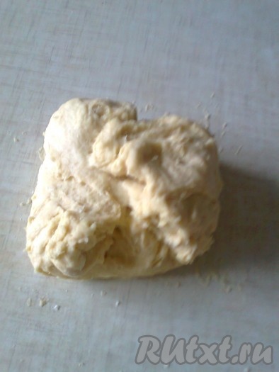 И начинаем вымешивать тесто до тех пор, пока оно не будет отлипать от рук (минут 10-20).
