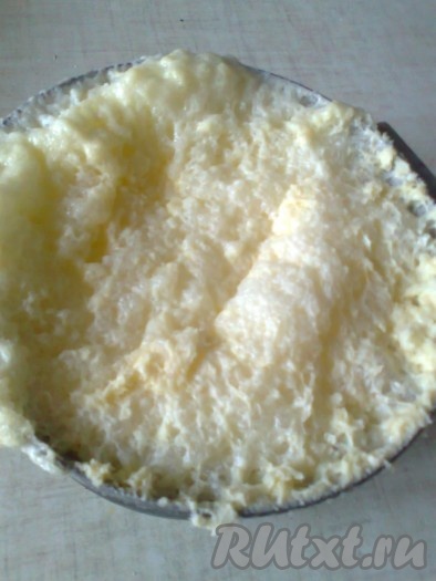 Перемешиваем, накрываем и оставляем при комнатной температуре на 8-10 часов.&nbsp;За это время опара бродит: то поднимается, то опускается.
