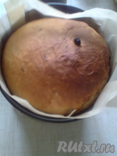 Затем выпекаем в заранее разогретой духовке&nbsp;при температуре 180-190 градусов.&nbsp;Из данного количества продуктов получается 3 кулича по 500 грамм каждый. Я же сделала в разных по размерам формах&nbsp;диаметром 14 и 16 см и у меня получилось 2 кулича.
