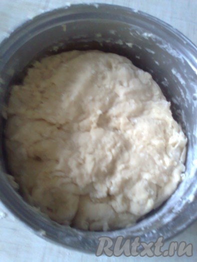 Затем подсыпаем ещё 150 грамм муки и замешиваем тесто.
