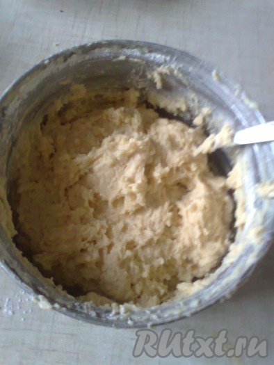 Добавляем 600 грамм просеянной муки. Перемешиваем тесто ложкой.

