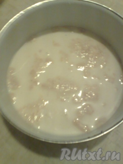 Сначала нужно раскрошить дрожжи&nbsp;и&nbsp;добавить их&nbsp;в тёплое молоко.