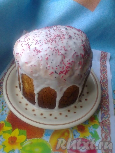 Украсить куличи из венского теста глазурью и кондитерской посыпкой.
