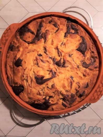 Поместить форму с тестом в духовку, заранее нагретую до 165 градусов, и печь 45-50 минут. Брауни с творожно-тыквенной начинкой готов!
