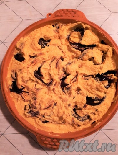 Вилкой нарисовать на тесте зигзаги, чтобы наша выпечка приобрела интересный рисунок.
