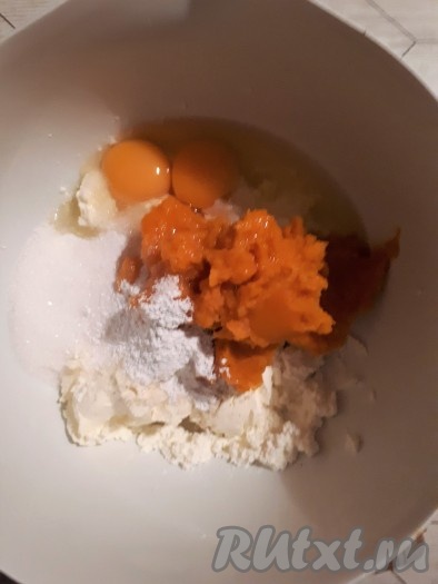 Приготовить творожно-тыквенную начинку, для этого нужно соединить в миске творог, яйца, сахар, тыквенное пюре, крахмал, муку и апельсиновую цедру, перемешать миксером на небольших оборотах.

