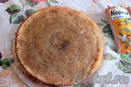 Центр каждого горячего блина посыпать небольшим количеством молотой корицы.