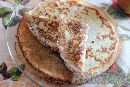 Завернуть яблочную начинку в блинчик.
