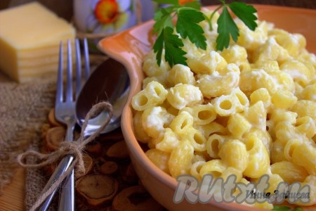 Макароны с молоком и сыром на сковороде