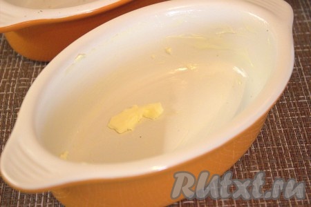 Форму для запекания смазать сливочным маслом (я готовила в порционных формах).
