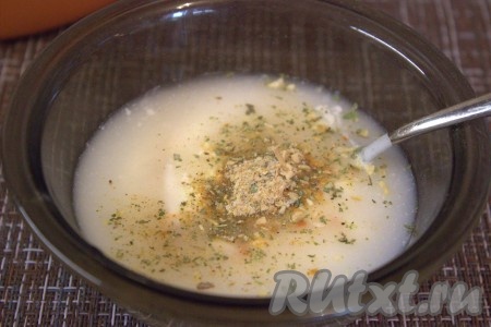 В отдельной миске соединить сметану, влить воду комнатной температуры, посолить, приправить специями по вкусу (из специй я добавила по одной чайной ложке сушёной зелени, универсальную приправу для грибов и сушёный чеснок), получившийся соус тщательно перемешать.

