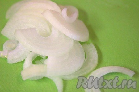 Лук очистить, промыть, нарезать тонкими полукольцами.
