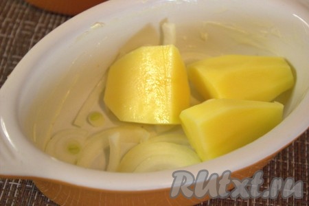 На дно формы (или форм, если готовите в порционных) поместить половину лука (остальной лук отложить в сторонку). Поверх лука выложить в один слой картофель (я картошку не солила, так как мне соли хватило в соусе).
