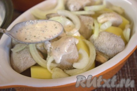 Залить получившимся сметанным соусом картошку и шампиньоны.
