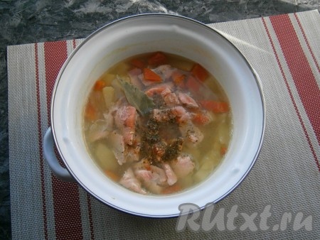 Залить нарезанные овощи водой, поставить кастрюлю на огонь, довести до кипения. Воду посолить и, прикрыв кастрюлю крышкой, варить овощи на небольшом огне около 20 минут. Затем в кастрюлю выложить кусочки сёмги, добавить специи, сушёную зелень и лавровый листик, дать закипеть и уменьшить огонь.