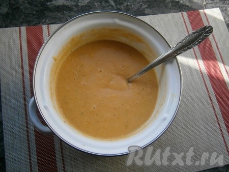 Далее 2-3 кусочка сёмги оставить для подачи, вытащить лавровый лист, а суп пюрировать погружным блендером до однородного состояния. Снова поставить кастрюлю на небольшой огонь и довести суп-пюре до кипения, помешивая.
