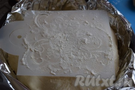 Оставляем хлеб расстояться ещё на полчаса. Далее я украсила свой хлебушек при помощи трафарета с рисунком и муки. На хлеб положила трафарет, посыпала сверху мукой и немного потёрла рукой, чтобы мука впечаталась в поверхность хлеба.
