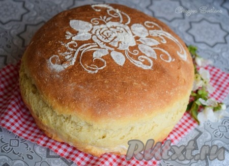 С таким домашним хлебом можно есть первые и вторые блюда, а также делать бутерброды. Испеките дрожжевой хлеб на кефире и воде по этому этому рецепту и насладитесь его великолепным вкусом!
