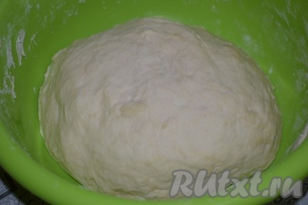 Замешиваем тесто вначале ложкой, а затем - руками. Для того чтобы тесто не забивать лишней мукой при замесе, нужно смазать руки растительным маслом. Тесто быстро скатывается в шар и перестаёт липнуть к рукам. Вымешиваем тесто руками минут 10. По консистенции оно получается нежным, гладким и лёгким, слегка упругим.

