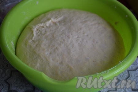 Даём тесту расстояться, примерно, 1 час в тёплом месте, накрыв миску с тестом пищевой плёнкой. По прошествии часа тесто хорошо увеличится в размере и станет воздушным.
