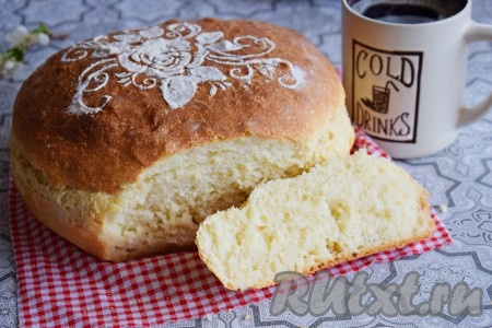 Сын попросил ещё тёплым разрезать хлеб и выпросил корочку. Даже в горячем виде хлеб хорошо режется и не крошится.
