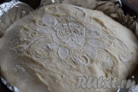 Убрала трафарет, аккуратно отделяя его, чтобы не повредить рисунок. Этот шаг можно пропустить, на вкус хлеба узор никак не влияет.
