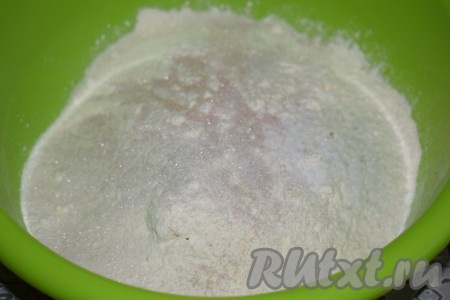 Вначале замесим тесто, для этого насыпаем в глубокую миску муку, сахар, соль, сухие дрожжи и хорошо перемешиваем мучную смесь.
