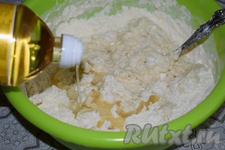 В миску с мучной смесью вливаем кефир с водой и добавляем растительное масло.
