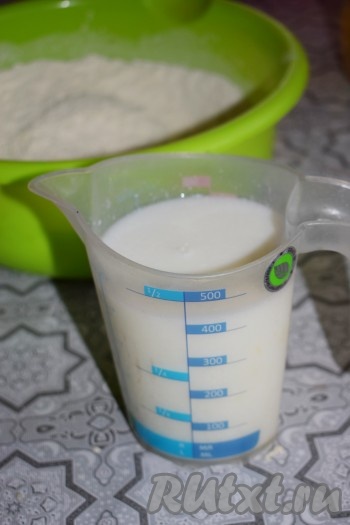 В отдельной ёмкости смешиваем кефир и кипячёную тёплую воду, смесь должна получиться достаточно тёплой, но её температура не должна превышать 40 градусов.
