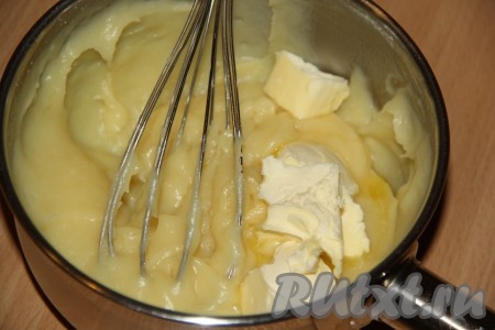 Выложить в горячий крем кусочки мягкого сливочного масла (для того чтобы масло стало мягким, его нужно заранее достать и дать ему полежать при комнатной температуре).
