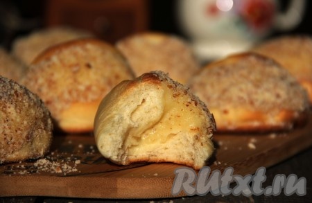 Вкусные и нежные сдобные булочки с начинкой из заварного крема подать к чаю. У меня получилось 17 штук. Мягкие, аппетитные булочки несомненно понравятся многим!
