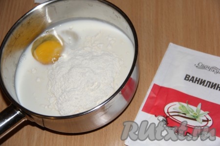 Всыпать сахар, муку и ванилин.
