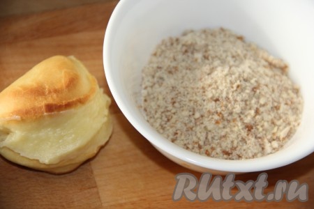 Орехи (у меня грецкие) предварительно измельчить в крошку с помощью блендера.
